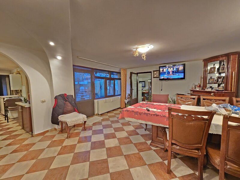 Laminorului, casa de vanzare, parter + pod, 124 mp, curte, parcare.