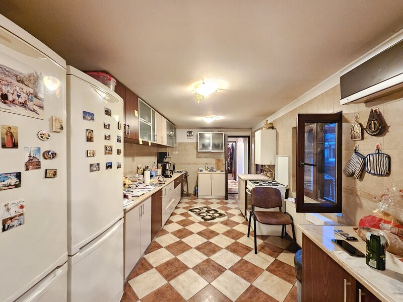 Laminorului, casa de vanzare, parter + pod, 124 mp, curte, parcare.
