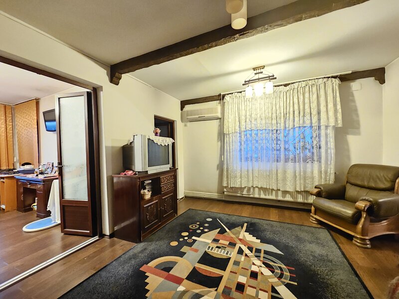 Laminorului, casa de vanzare, parter + pod, 124 mp, curte, parcare.