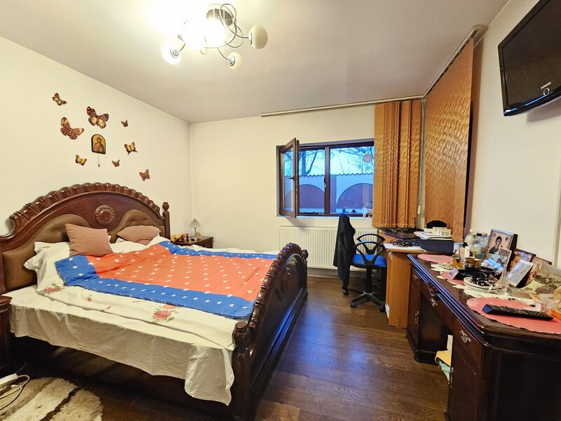Laminorului, casa de vanzare, parter + pod, 124 mp, curte, parcare.