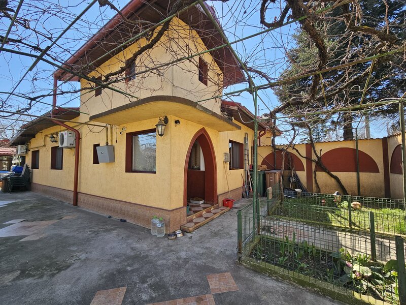 Laminorului, casa de vanzare, parter + pod, 124 mp, curte, parcare.