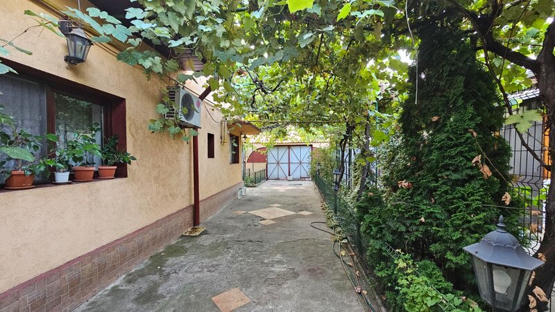 Laminorului, casa de vanzare, parter + pod, 124 mp, curte, parcare.